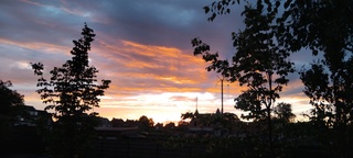 Avondzon onder oranje wolken