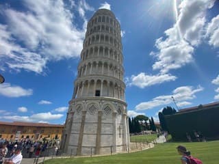 De toren van Pisa zucht onder de warmte.