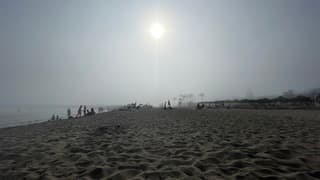Lage wolken vanuit zee naar het strand in Zuid Spanje