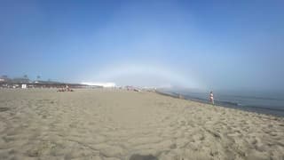 Regenboog van Wolken (lage wolken naderen strand) in Zuid Spanje