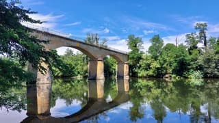 oude brug weerspiegelt in franse rivier