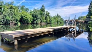 spiegelend water in zuid west frankrijk