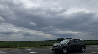 Donkere wolkenlucht.