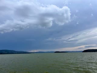 De wolken pakken samen boven het meer van Trasimeno 