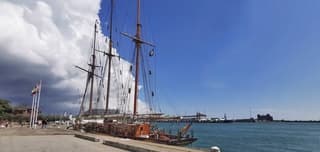 Wolken boven land, blauw boven de Oostzee 