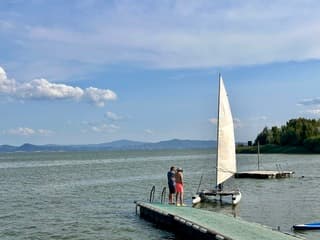 Op het meer van Trasimeno een beetje wind en wat wolken. 