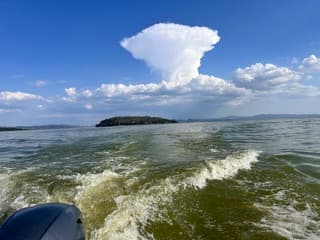 Bijzondere wolk in ontwikkeling boven het meer van Trasimeno. 