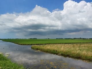 WOLKENMASSA REFLECTIE. 