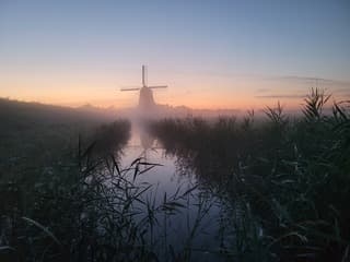 Molen in de ochtend mist