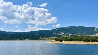 Zuid-Frankrijk: Lac de Matemale (hoogte 1541 meter) met zicht op Les Angles, wintersportgebied. Het was goed te doen in de bergen, 27 graden. In het dal was het iets warmer, 39 graden.