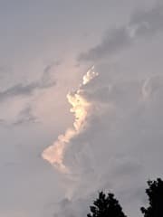 Heks gesignaleerd in de wolkenlucht