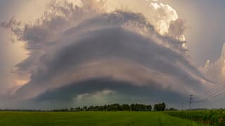 Shelfcloud tijdens zonsondergang
