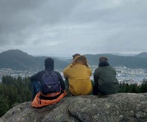 Nat en bewolkt in Noorwegen 