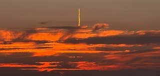 Bijzondere zonsondergang met vliegtuigspoor 