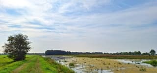Blauw bewolkte lucht boven Drenthe