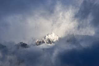 Veel wolken rondom de eeuwige sneeuw