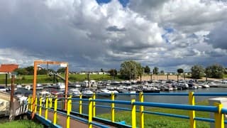 Wolkenlucht, zon en nu en dan een bui