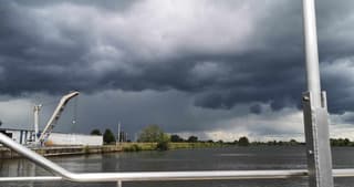 Donkere wolken boven de Maas 