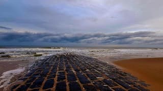 Prachtige wolken boven zee.