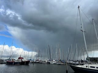 Donkere wolken boven de jachthaven 