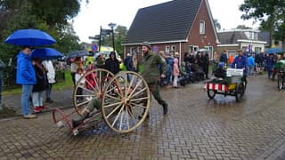 Een regenbui bij de boerenoptocht 