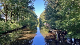 Fijn wandelweer. Bijna windstil, zonnetje en maar één keer schuilen onder de paraplu. Ik zeg…dikke prima!