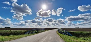 Stralende zon en een blauw bewolkte lucht 