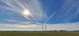 Zon en een blauw bewolkte lucht 