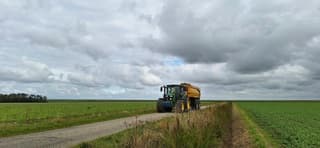 Donkere regenwolken boven de Groninger landerijen 