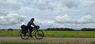 Bewolking en een fietser in de provincie Groningen 