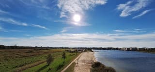 Stralende zon en een blauw bewolkte lucht vanmiddag