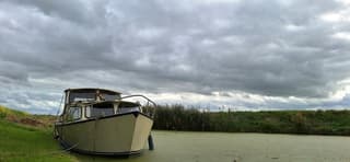 Grijze regenwolken boven de provincie Groningen 