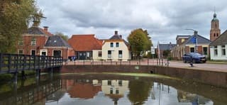 Regenwolken en weerspiegeling in het water