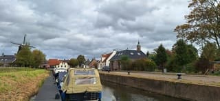 Grijze regenwolken boven de provincie Groningen 