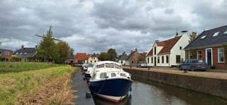 Grijze regenwolken boven de provincie Groningen 