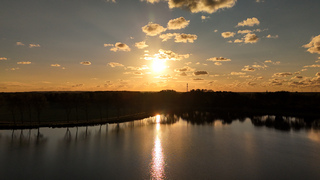 Zonsondergang met een paar wolkjes aan de lucht