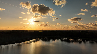 Zonsondergang bij het meer van Dirkshorn