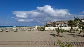Zon na bewolking en stevige wind in Rethymno, Kreta
