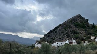 Bergdorp in zuid-west Spanje. Regen.