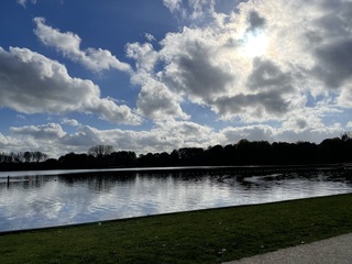 Zon door wolken Delftse Hout Zuid-Holland