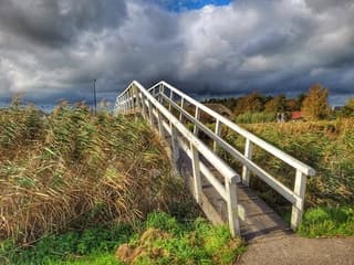 Voetgangers brug in de zon