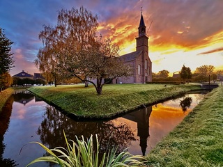 Dorpskerk in ochtendgloren