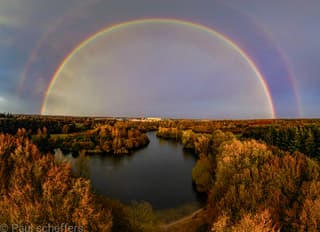 Herfstkleuren en regenboog 
