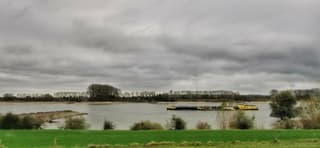 Grijze dag op het water 