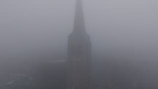 Kerk verdwijnt in mist