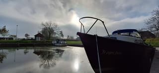 Zon bewolking en weerspiegeling in het water