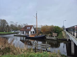 De lichtjes in het staand wand van de boom branden al, mooie lichtpuntjes tijdens de miezer regen.