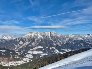 Vreemde wolk boven berg.