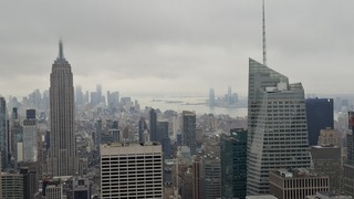 Links Empire State Building veel bewolking 