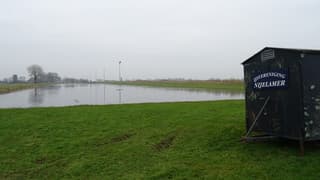 Grijs weer boven de ijsbaan